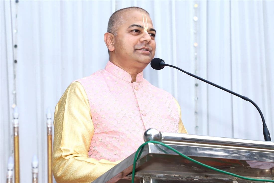 Addressing a community gathering on Vedic wisdom and wellness
